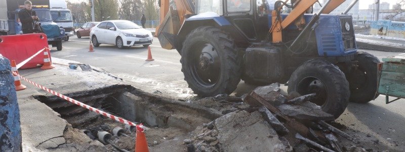В Киеве на Дарнице провалился мост: подробности