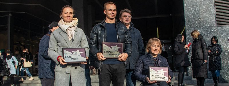 В Киеве возле ТРЦ Gulliver олимпийским чемпионам подарили звезды
