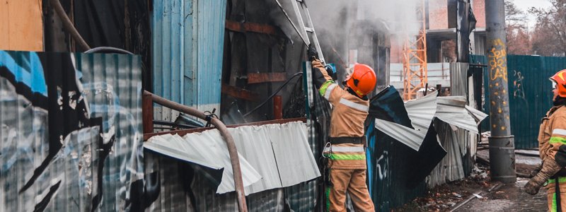 В Киеве на бульваре Дружбы Народов горит стройка: черный дым затянул небо