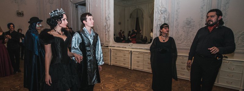 В Киеве в Шоколадном домике вампиры, ведьмы и принцессы устроили вечер плясок: как прошел бал Gala Vampiria