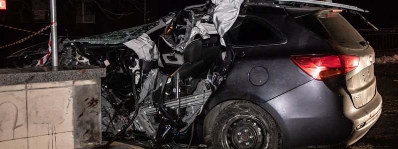 В Киеве на проспекте Победы водитель Kia на высокой скорости вылетел на обочину, врезался в электрический столб и скончался на месте