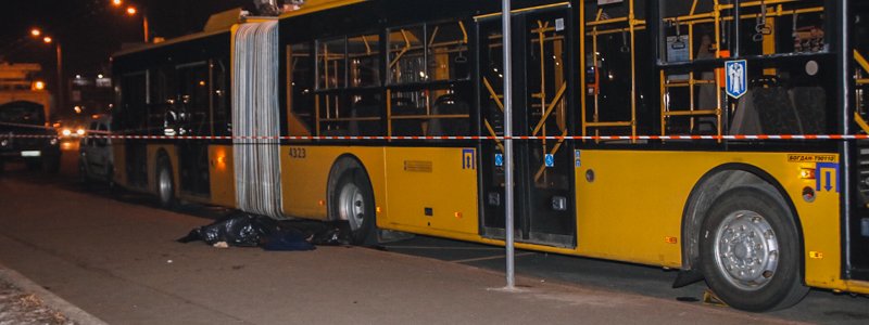 В Киеве на Березняках троллейбус переехал мужчину