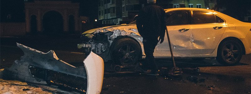В Киеве Honda Accord на высокой скорости выезжала на улицу Бориспольскую и столкнулась с Renault Traffic