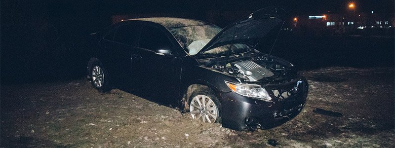 В Киеве на Богатырской Renault подрезал Toyota и "японца" снесло в кювет