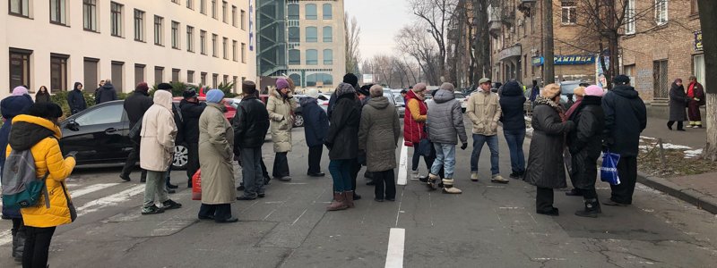 В Киеве на Зоологической люди перекрыли дорогу: проезд заблокирован