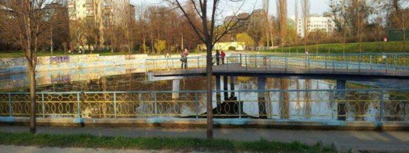 В Киеве мужчина достал из озера 12-летнего мальчика в парке "Орлятко"