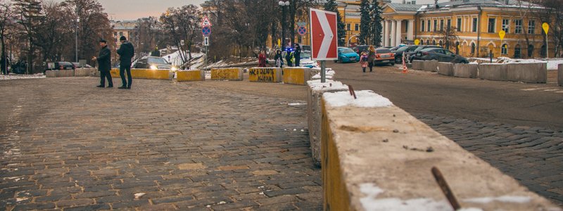 В центре Киева посреди дороги разложили бетонные блоки: кто и зачем
