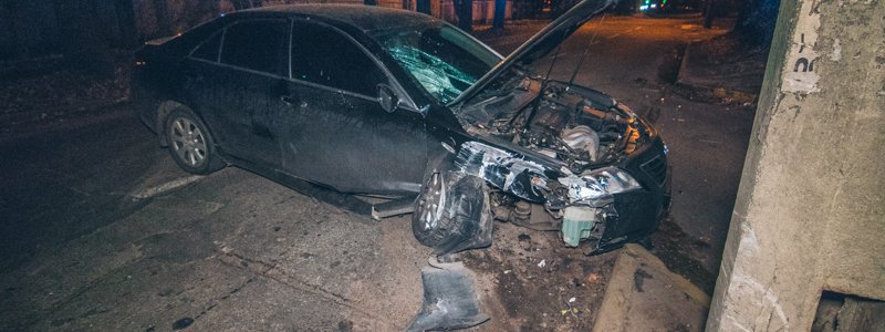 В Киеве на семьи Сосниных пьяный водитель въехал в столб и перекрыл движение