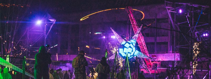Лазерное шоу в "мертвом" городе и звуки зоны отчуждения: как возле ЧАЭС открывали Artefact