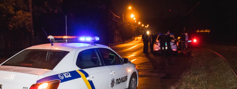 В Киеве пьяный водитель ударил ногой в спину девушку-полицейскую