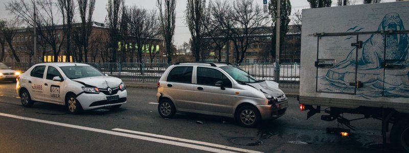 В Киеве на Воскресенке столкнулись такси Uber, Daewoo и фургон с мороженым