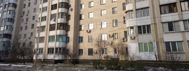 В Киеве на Харьковском женщина выбросилась из окна девятого этажа