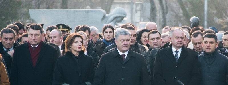 В Киеве Порошенко почтил память жертв Голодомора и попросил помощи у мира
