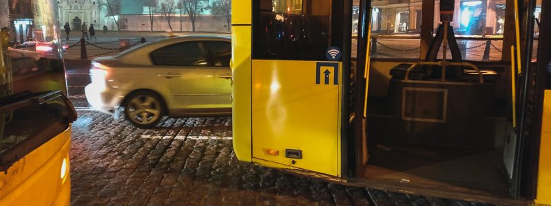 В Киеве на Софийской площади водителя троллейбуса зажало между "рогатым" и Ford