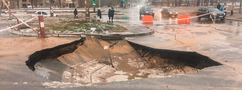 В Киеве на Борщаговке из-за провала асфальта посреди дороги образовалась огромная яма