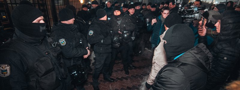 Горящие шины и бумажные кораблики: что сейчас происходит под стенами посольства РФ в Киеве