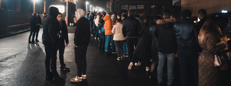 Громкие песни и разговоры о наркотиках и сексе: что творилось перед концертом Элджея в Киеве