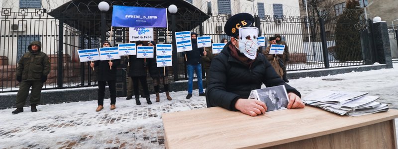 В Киеве под посольством РФ собрались активисты: что требуют митингующие