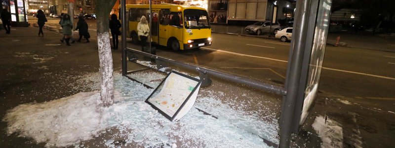 В Киеве на Олимпийской разгромили стеклянную остановку
