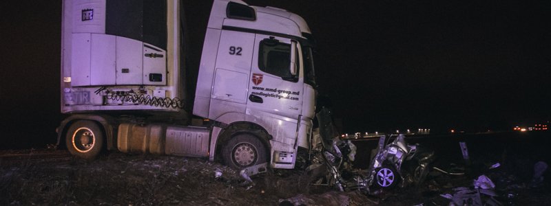 Под Киевом водитель Hyundai вылетел навстречу фуре и погиб