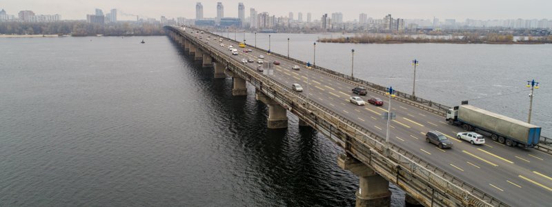 В Киеве почти на месяц ограничат движение по мосту Патона