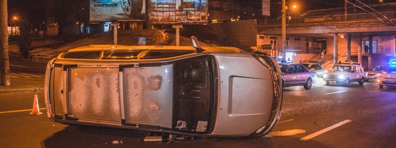 В Киеве на Гетьмана авария с перевернутым внедорожником спровоцировала пробку