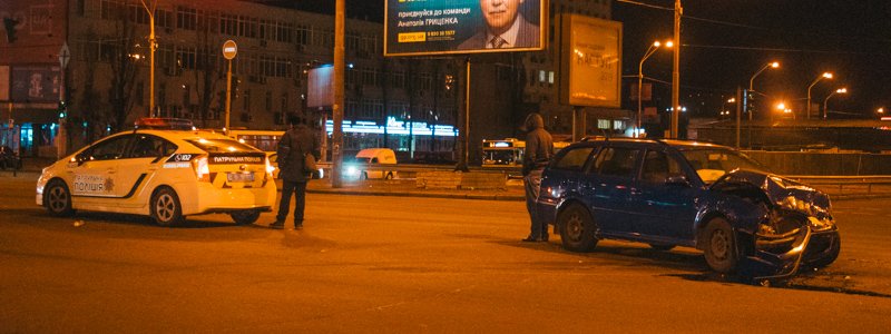 В Киеве на Бандеры за час разбились 4 машины: пострадала девушка
