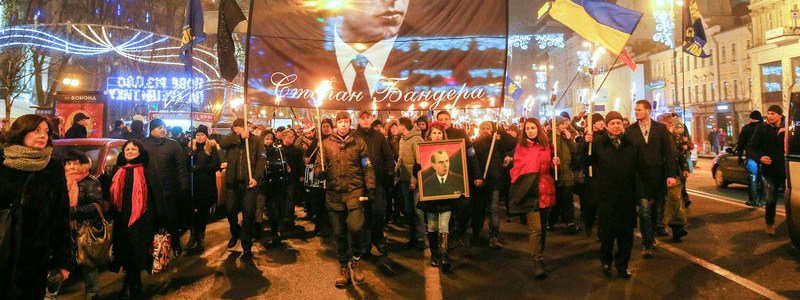 В центре Киева началось факельное шествие: что сейчас происходит