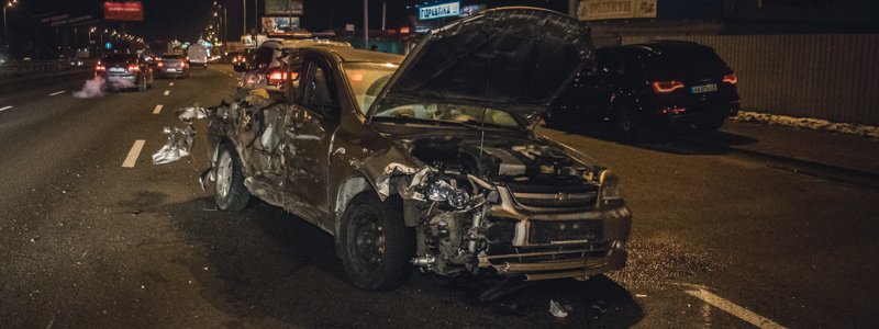 В Киеве на Кольцевой Chevrolet влетел в стоящую фуру: образовалась пробка
