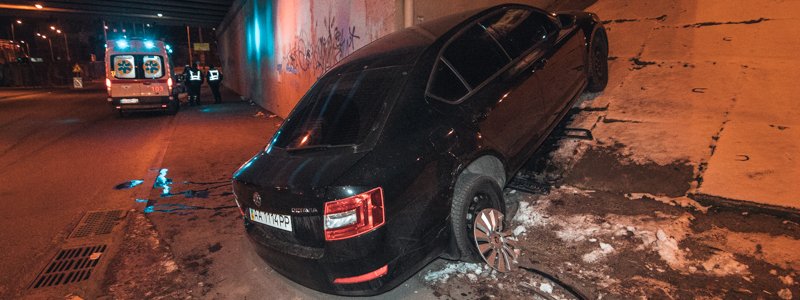 В Киеве Chevrolet снес Skoda на возвышенность под Святошинским мостом