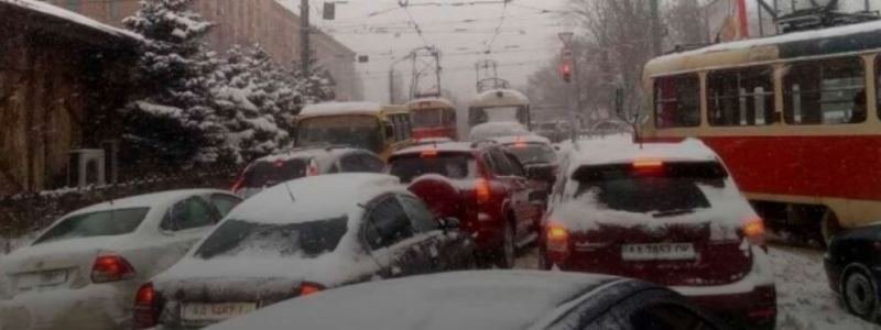 В Киеве водителей просят пересесть в автобусы и троллейбусы