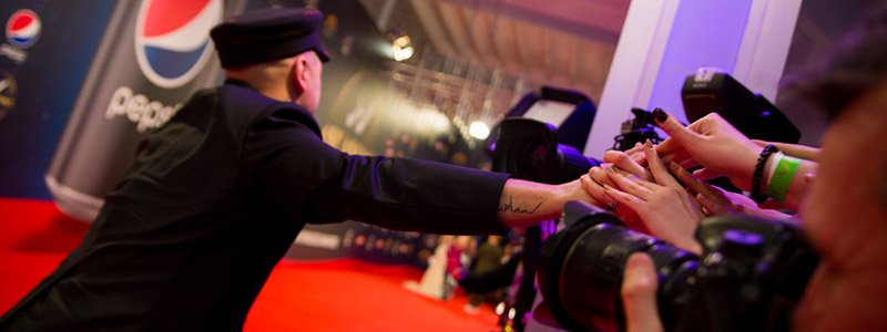 Красная дорожка M1 Music Awards в Киеве: ТОП нарядов и образов вечера