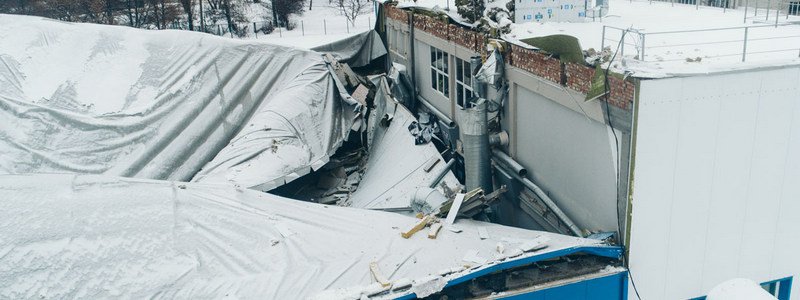 Кто будет отвечать за обрушение крыши спортзала с детьми под Киевом и что грозит виновнику