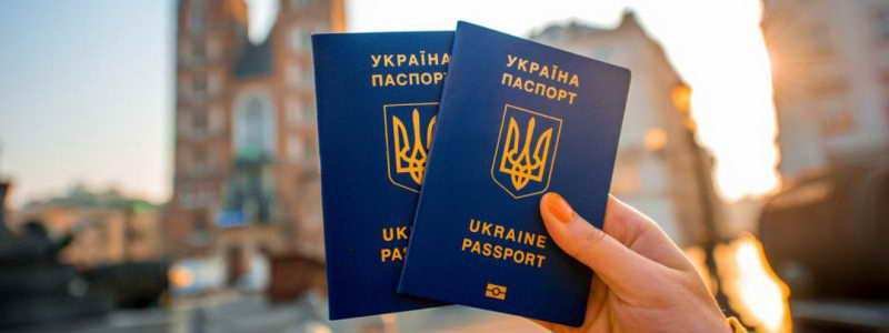 Украинский паспорт поднялся в рейтинге "сильных" паспортов мира: что это значит