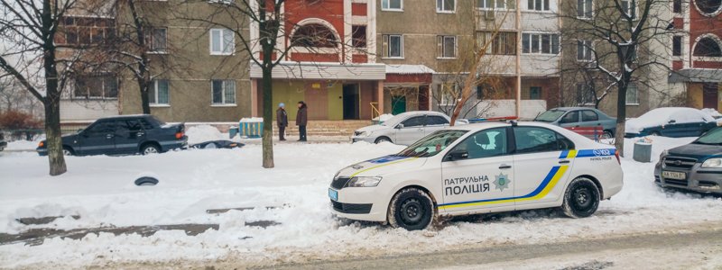 В Киеве на Харьковском мужчина выбросился с 14 этажа из-за травли на работе