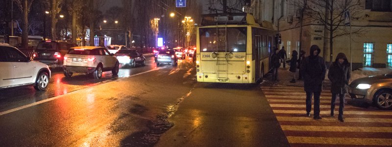 В Киеве троллейбус без тормозов вылетел на тротуар бульвара Шевченко