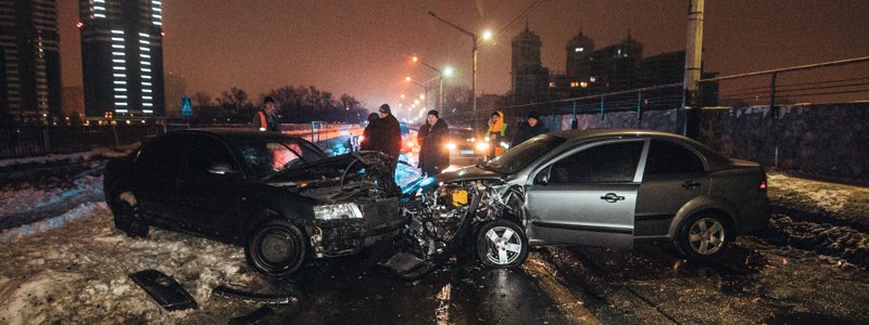 В Киеве на Броварском проспекте лобовое столкновение перекрыло проезд между берегами