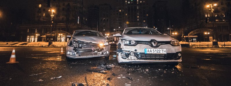 В Киеве на Крещатике Renault не успел проскочить на красный и столкнулся с Volkswagen