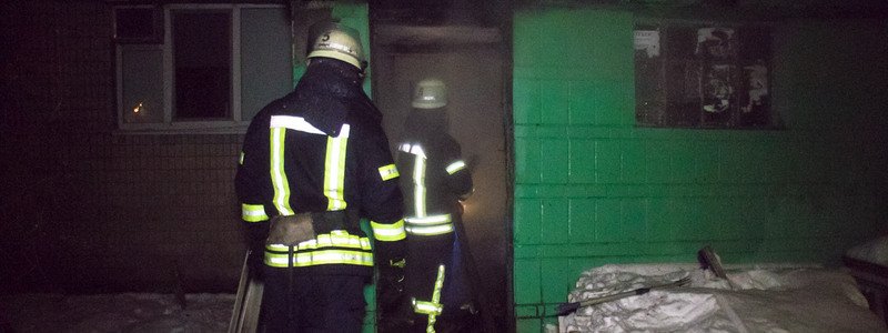 В Дарницком районе Киева бездомные устроили пожар: дым заполонил 9 этажей многоэтажки