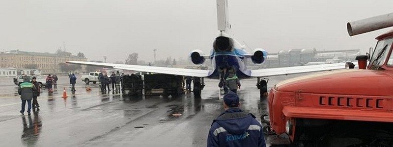 В аэропорту "Киев" самолет протаранил грузовик