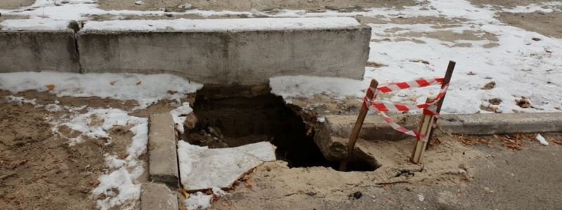 В Киеве на Позняках строят подземный паркинг: жители домов боятся провалиться под землю