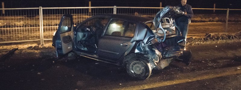 В Киеве на мосту Метро пьяный водитель Mitsubishi влетел в автомобиль Uber c двумя девушками