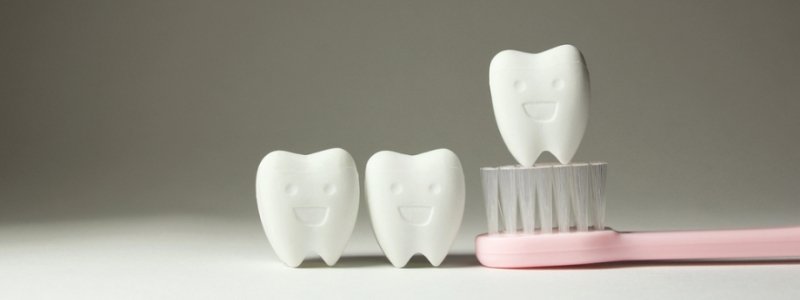 Відбілювання зубів: чи можна робити в салонах краси і що потрібно знати про процедуру