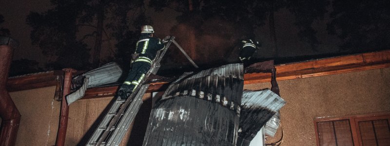 В Киеве в Дарницком районе загорелся ресторан с людьми внутри