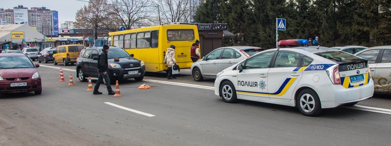 В Киеве на Харьковском девушка на внедорожнике Toyota сбила мужчину на пешеходном переходе