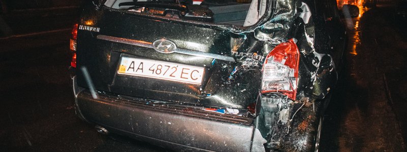 В Киеве на Куреневке женщина фотографировала разбитую машину и попала под колеса Chevrolet