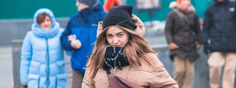Мокрая столица в лицах: как жители Киева прогуливались под зимним дождем в воскресенье