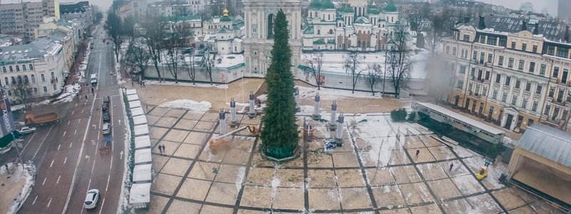 В Киеве на Софийской площади начали украшать главную елку страны: фото с высоты
