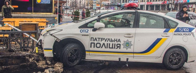 В Киеве возле Дворца "Украина" полицейские сбили пешехода и влетели в кафе: появилось видео момента ДТП
