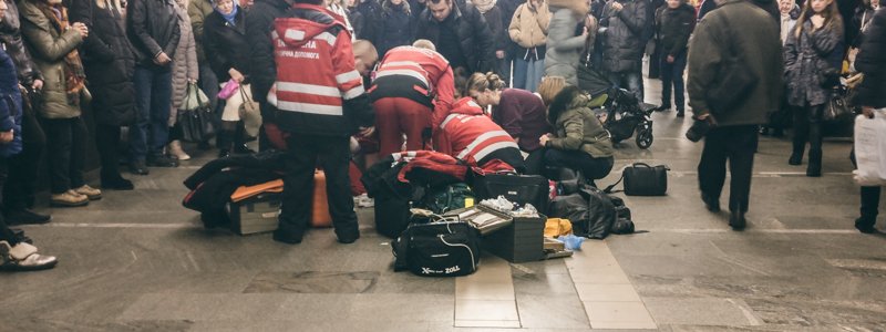 В Киеве на перроне станции метро "Дворец Спорта" умерла 9-летняя девочка